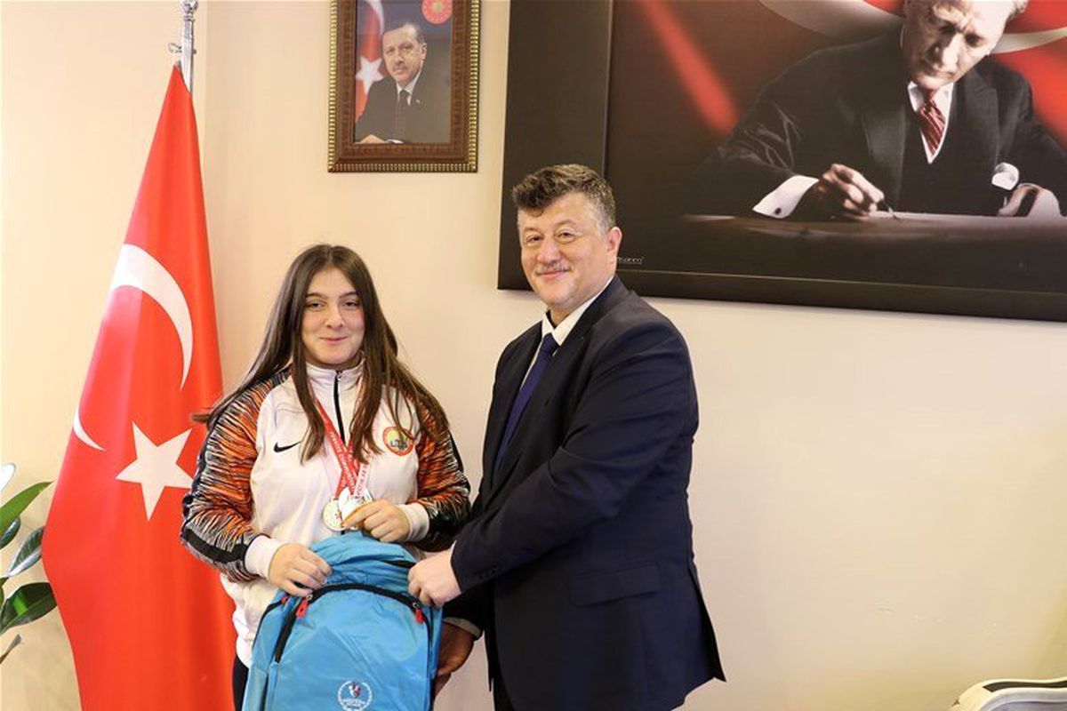 Türkiye şampiyonu Burcu\'dan İl Müdürü Fillikçioğlu\'na ziyaret