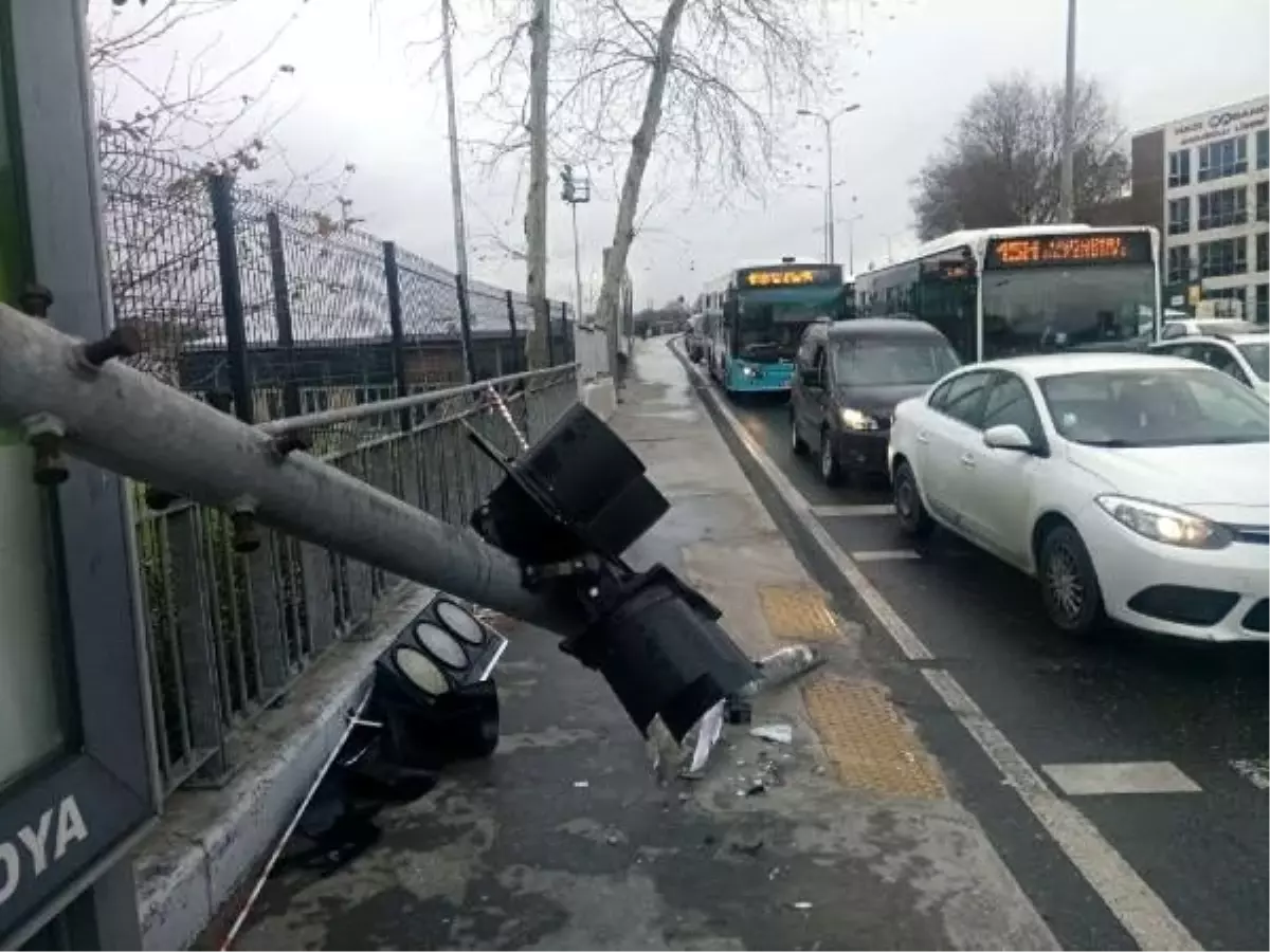 Üsküdar\'da servis midibüsü elektrik direğine çarptı; trafikte yoğunluk oluştu