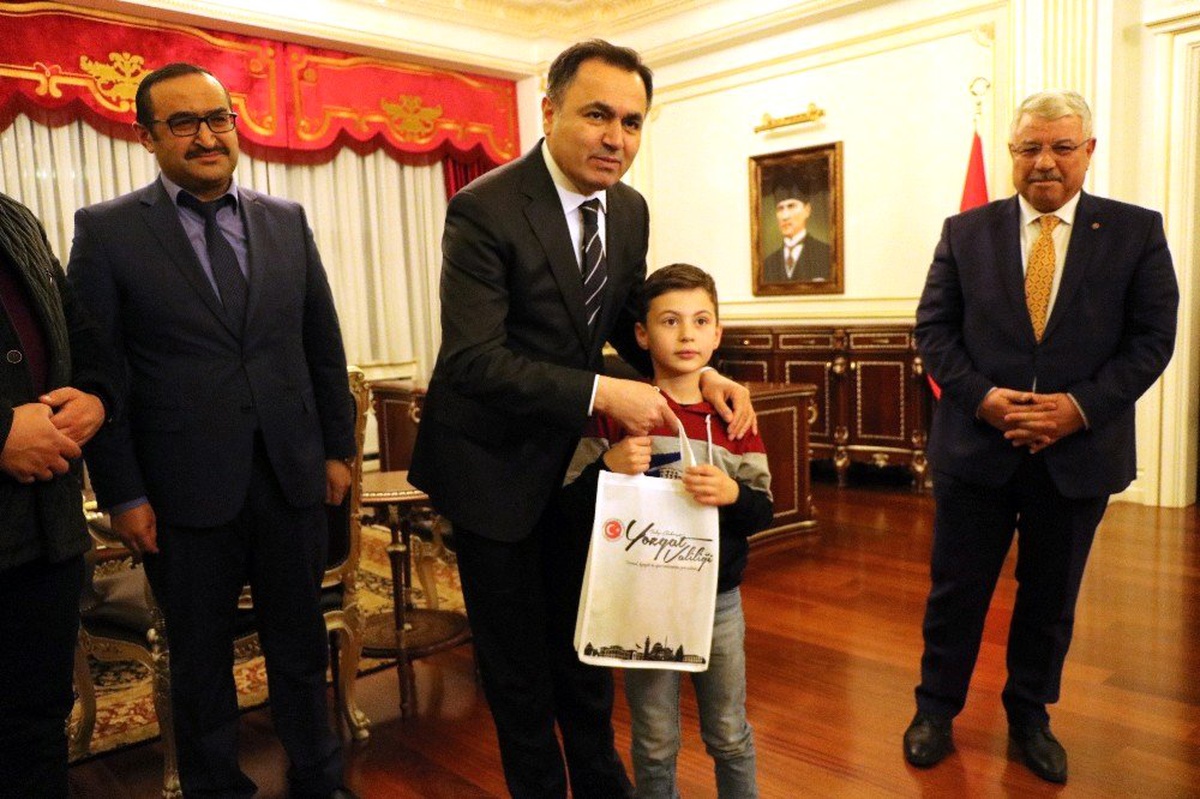 Vali Çakır \'bayrak sevdalısı\' öğrenciyi makamında ağırladı