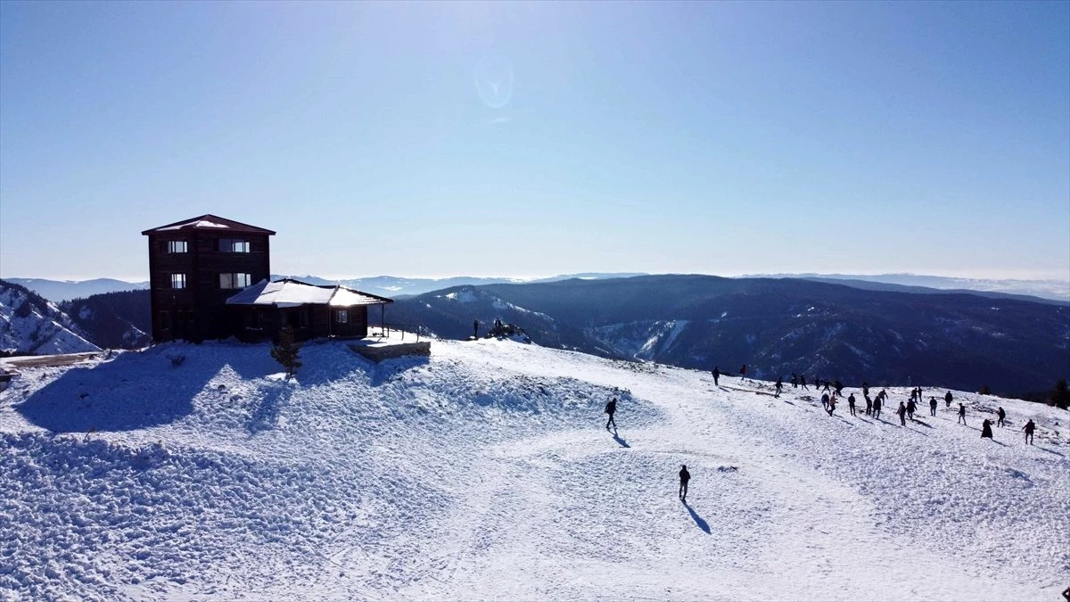 Yeşil ile beyazın buluştuğu Yıldıztepe Kayak Merkezi sömestir tatilinde dolacak