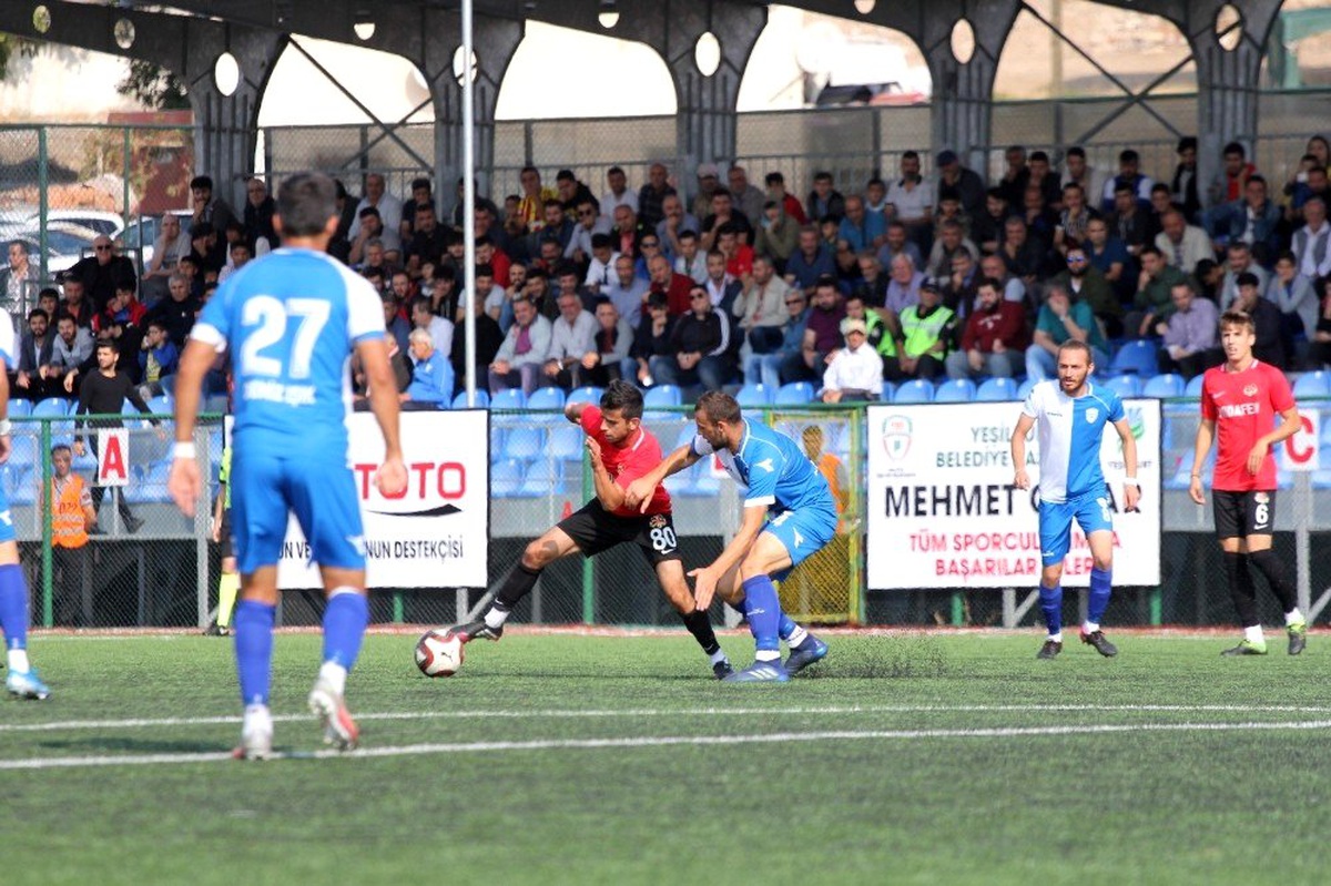 Yeşilyurt Belediyespor\'dan öğrencilere karne hediyesi
