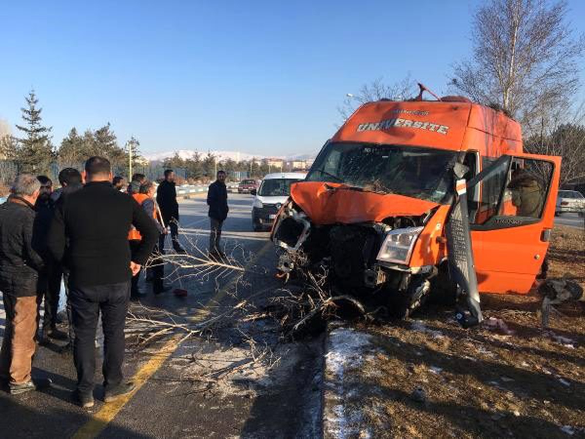 Yolcu minibüsü, direğe ve ağaçlara çarptı: 11 yaralı