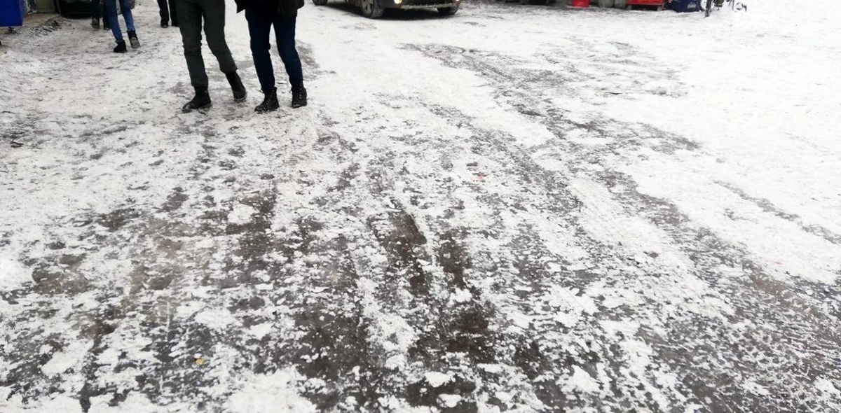 Yüksekova\'da yollar buz pistine döndü