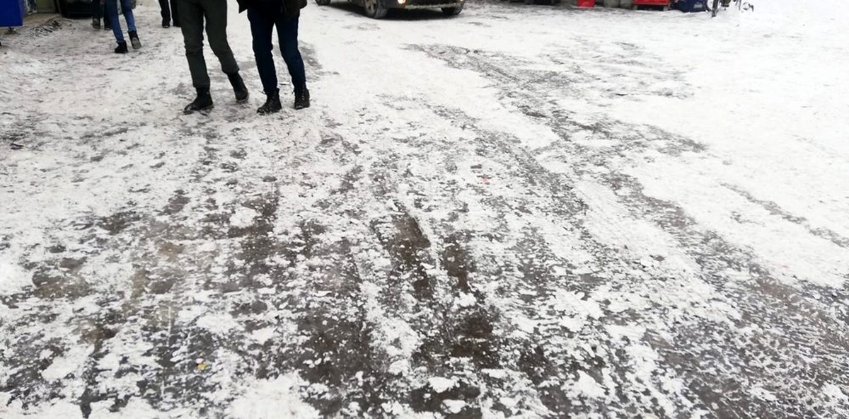 Yüksekova\'da yollar buz pistine döndü