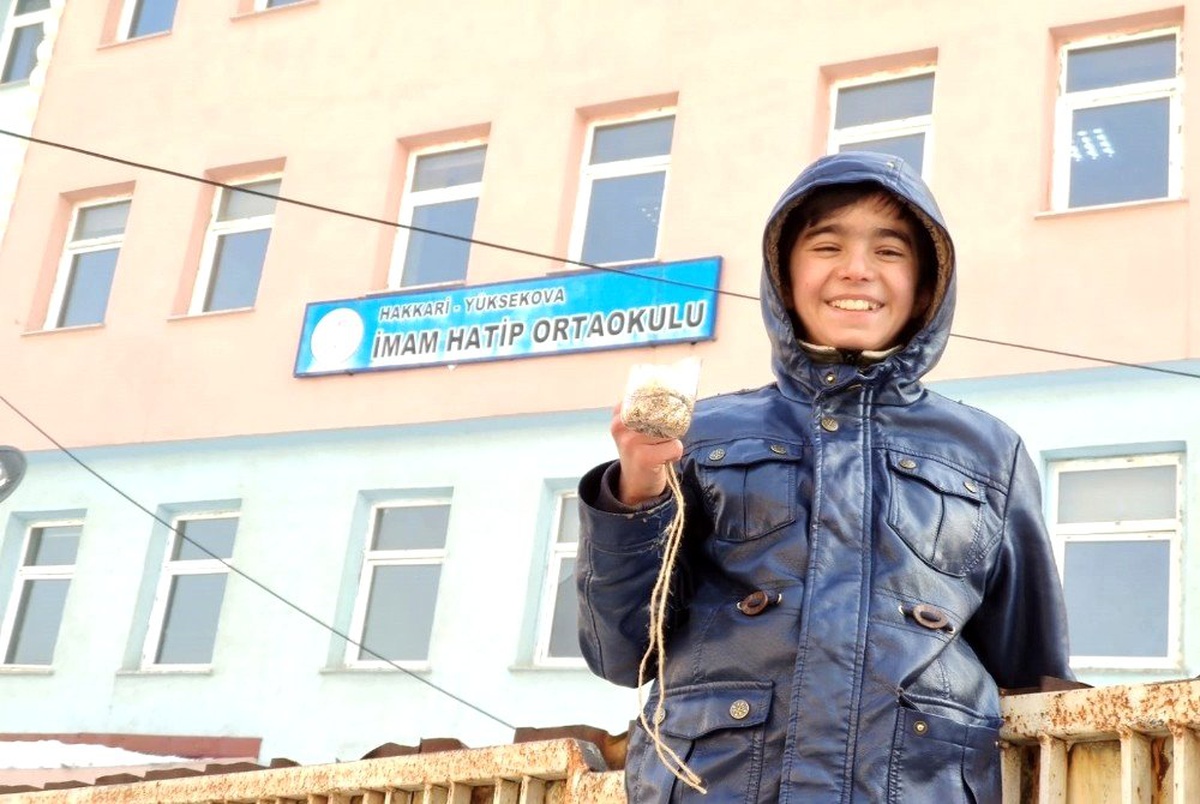 Yüksekovalı öğrenciler kuşlar için yemlik yaptı
