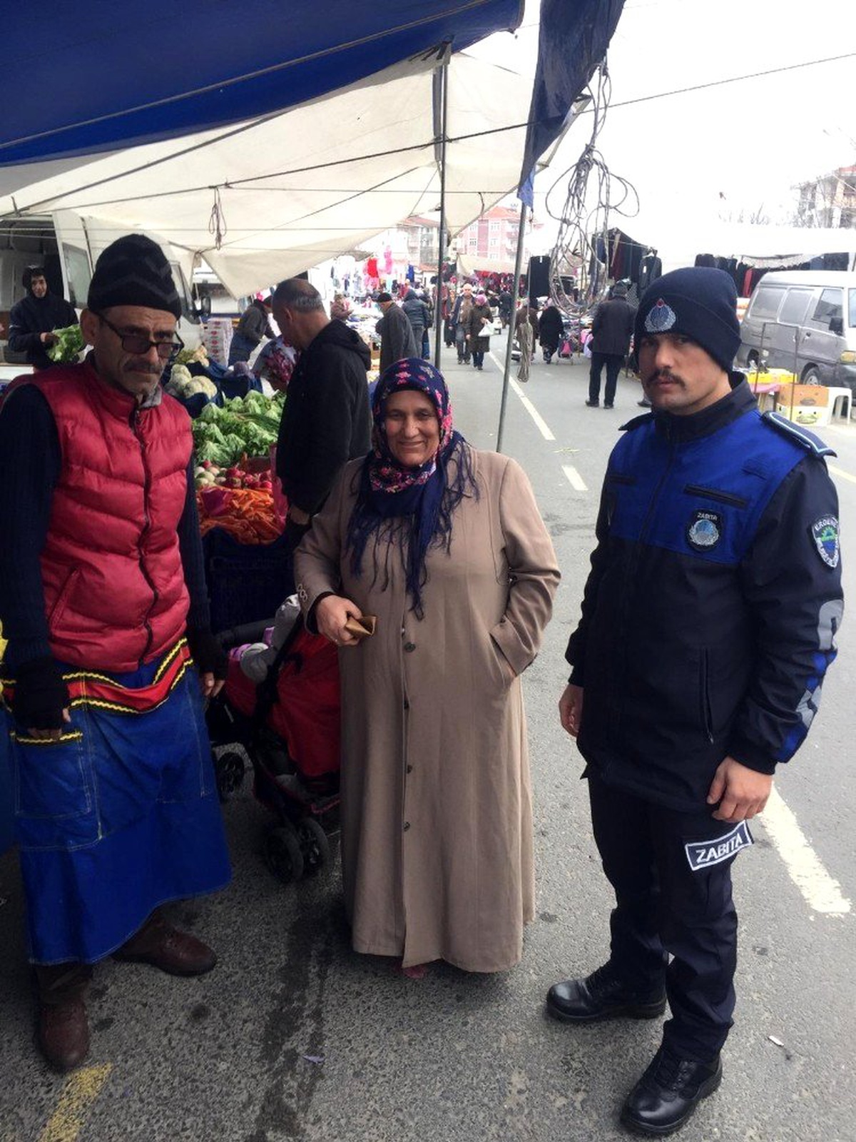 Zabıta kayıp cüzdanı sahibine teslim etti