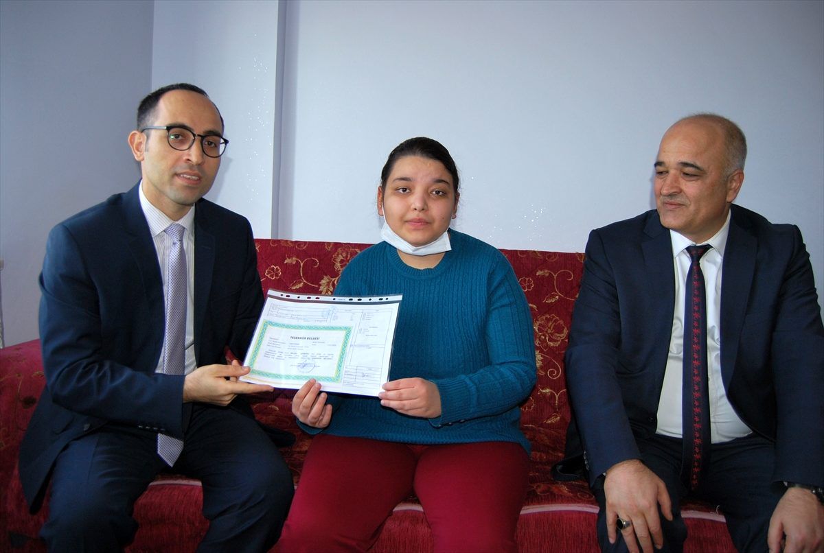 Zonguldak\'ta evde eğitim alan öğrencinin karne sevinci