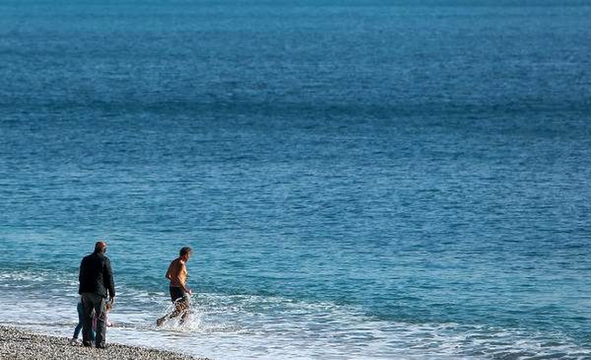 Antalya\'da tatilciler güneşli havanın keyfini çıkardı