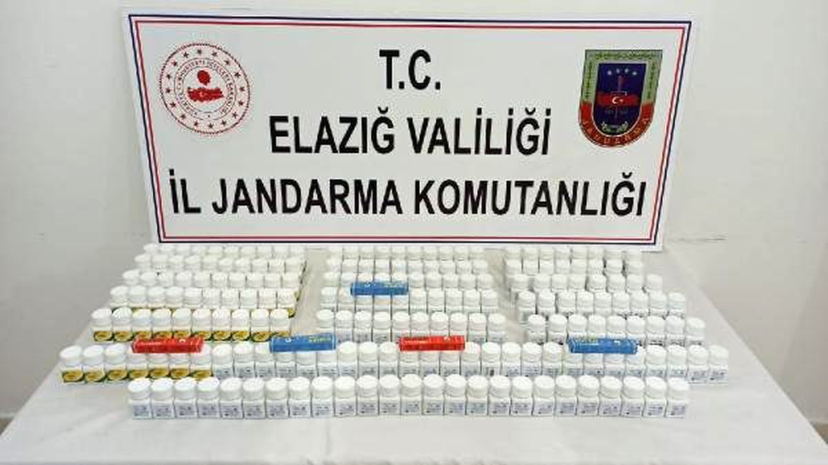 Araçta ele geçen cinsel içerikli 5 bin 970 hapa 2 gözaltı