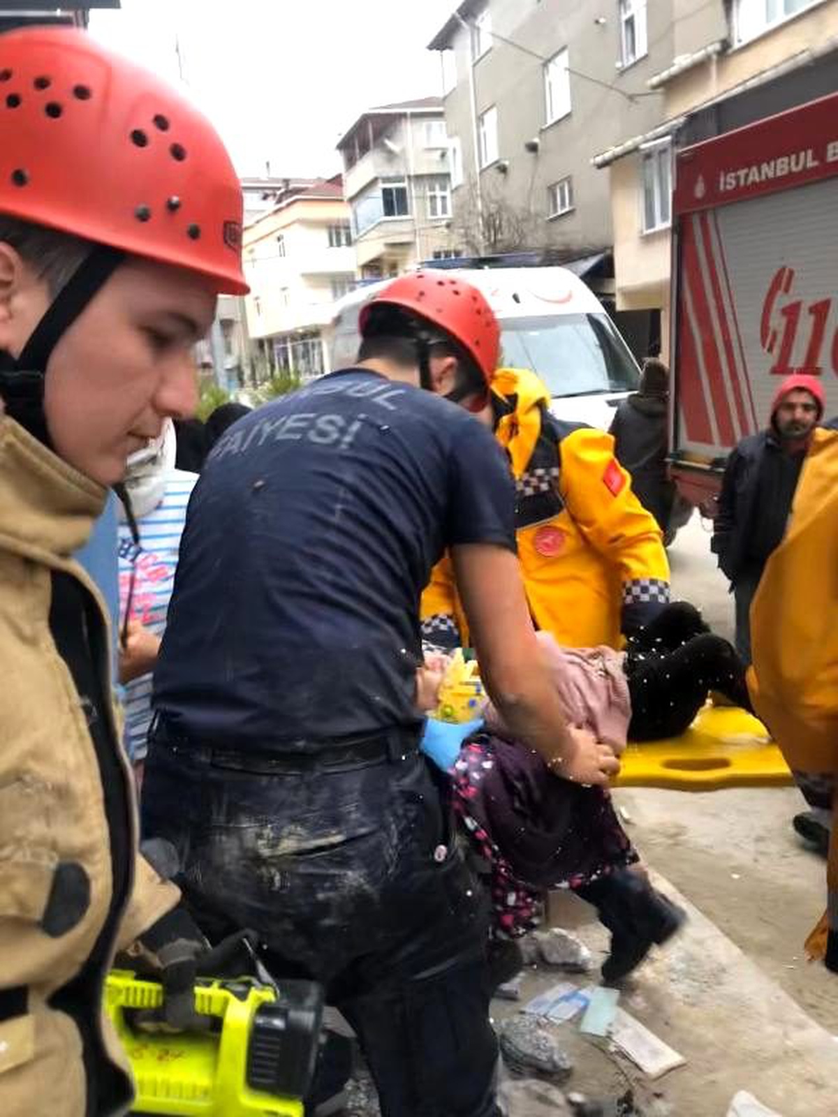 Arnavutköy\'de küçük kız inşaattaki kuyuya düştü