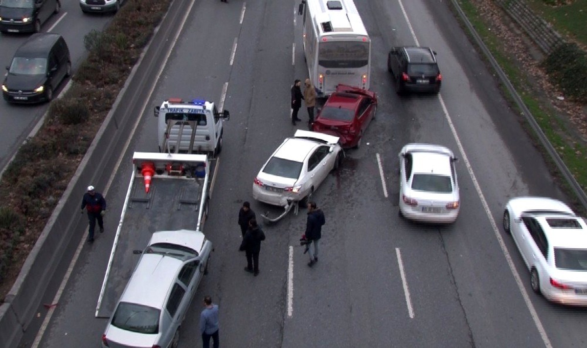 Bağcılar\'da zincirleme kaza, trafikte yoğunluk oluştu