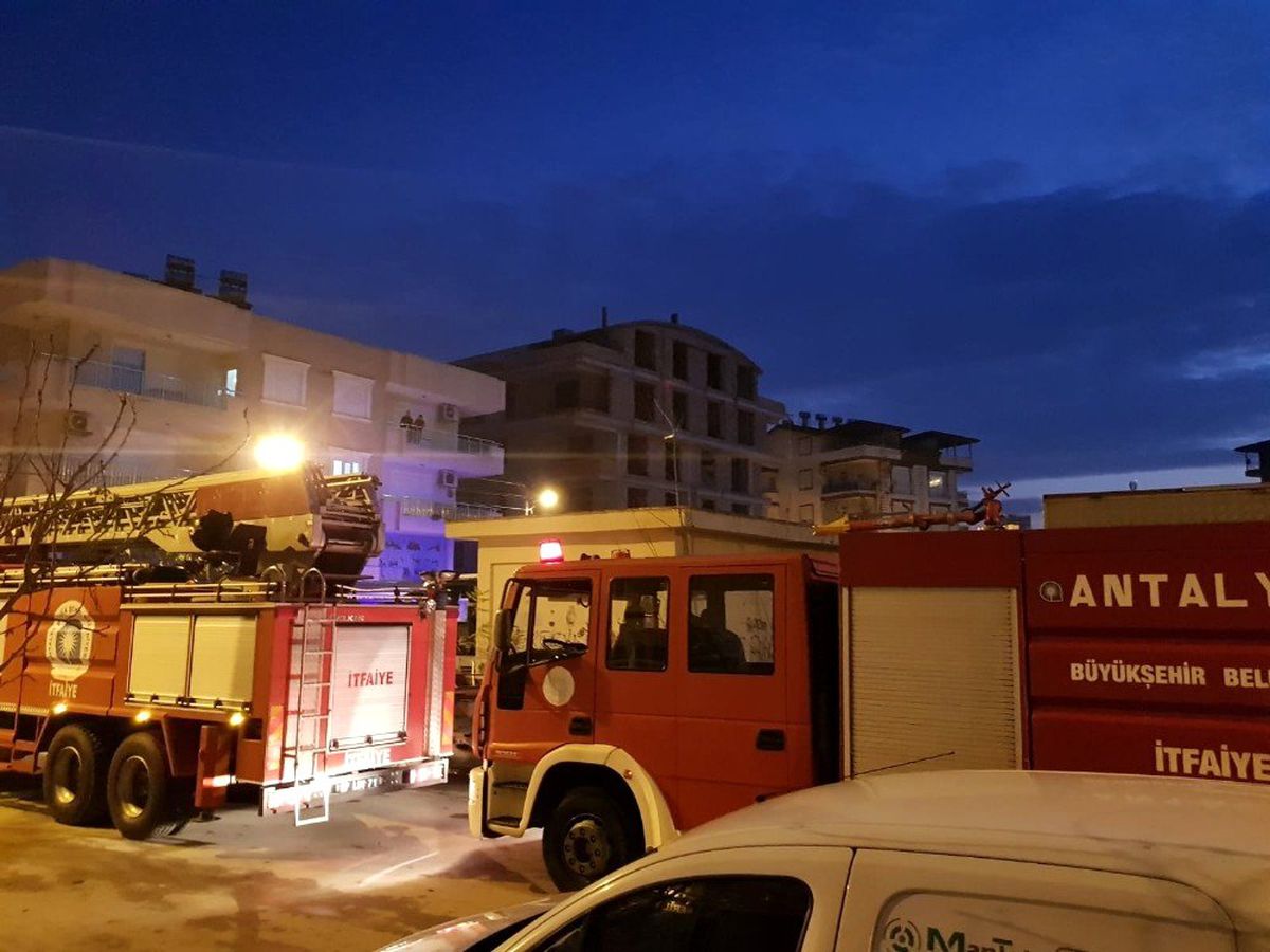 Balkonda yanan mangal itfaiyeyi alarma geçirdi