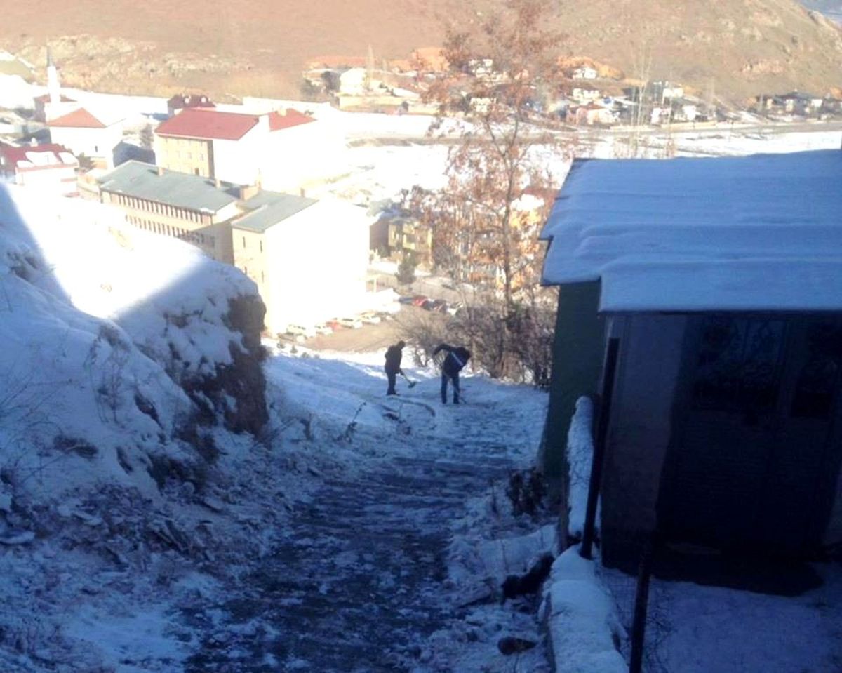 Bayburt\'ta belediye ekipleri buz temizliği yaptı