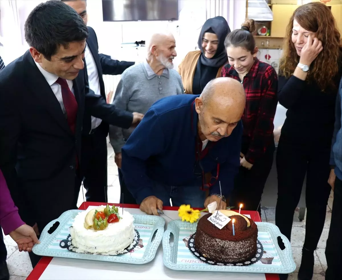 Burdur\'da huzurevi sakini için öğrenci ve öğretmenlerden sürpriz doğum günü