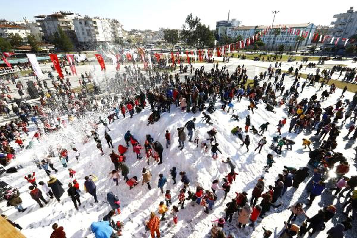 Çocuklar Toroslar\'dan getirilen 40 kamyon karla eğlendi