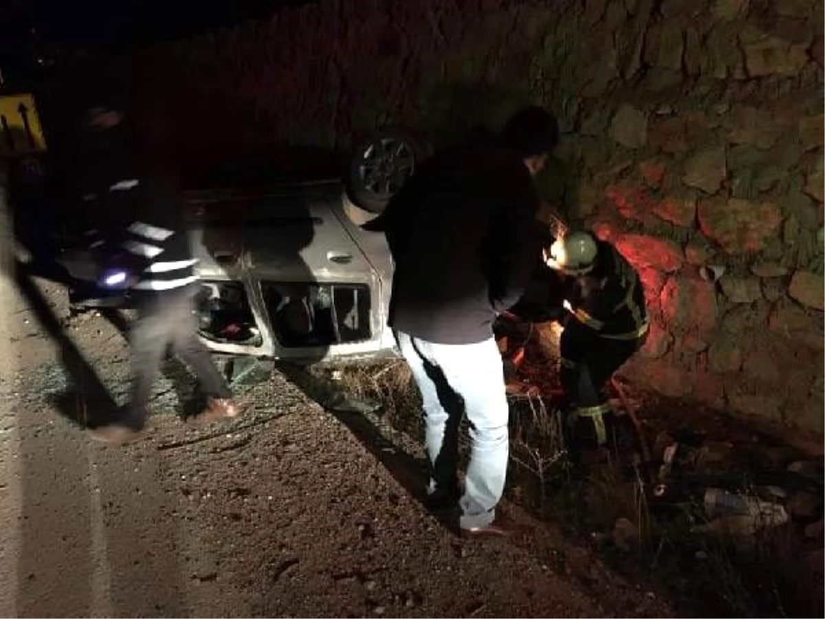 Elazığ\'da otomobil takla attı: 2 yaralı
