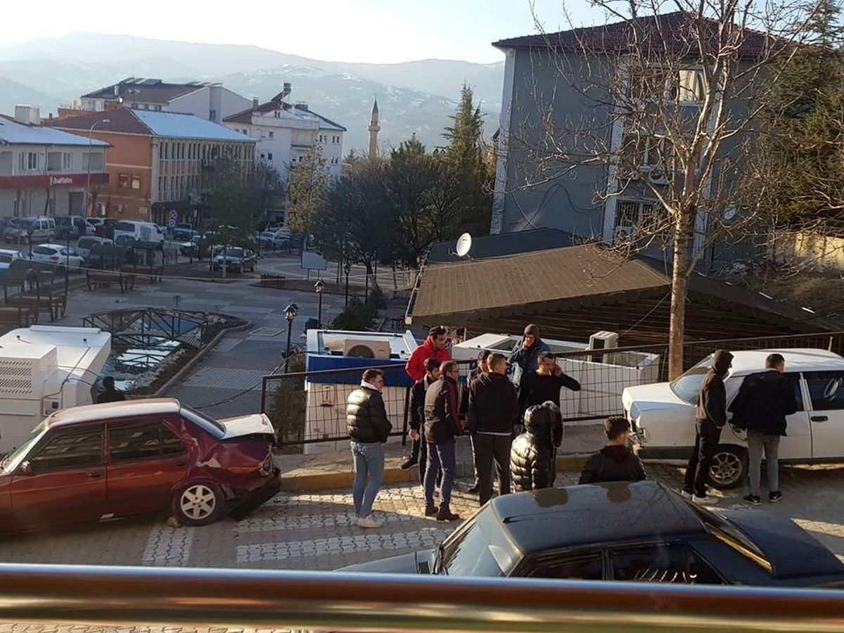 Freni boşalan kamyonet, 4 otomobilde maddi hasara yol açtı