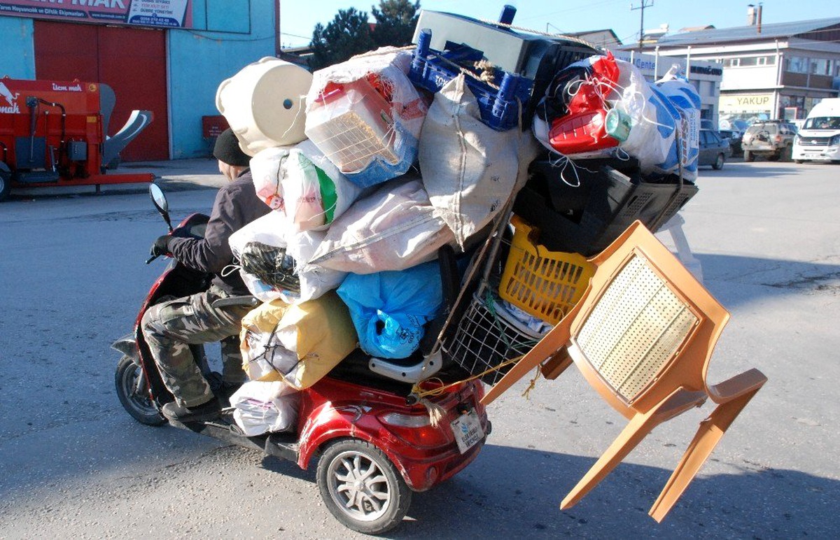 Haftalık 40 lira için her gün hurda topluyor