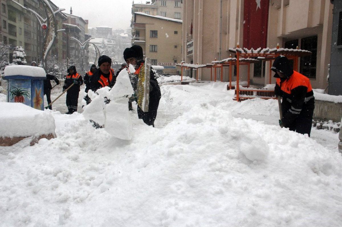 Hakkari\'de 37 köy ve 104 mezra yolu ulaşıma kapandı