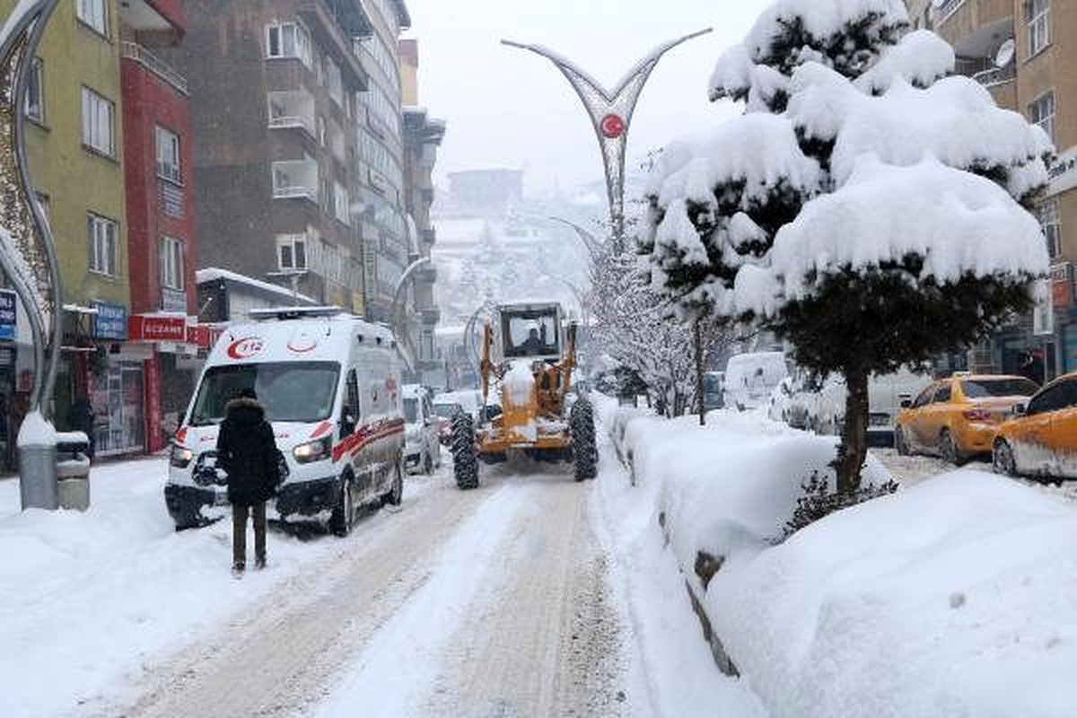 Hakkari\'de kar nedeniyle 141 köy ve mezra yolu kapandı