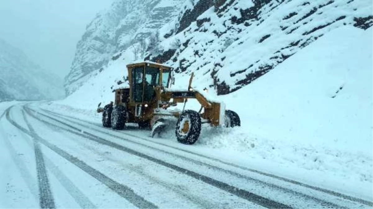 Hakkari\'de kar nedeniyle 141 köy ve mezra yolu kapandı (2)