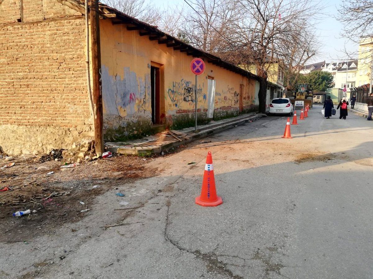 İnegöl\'de tehlike saçan metruk binalar yıkıldı