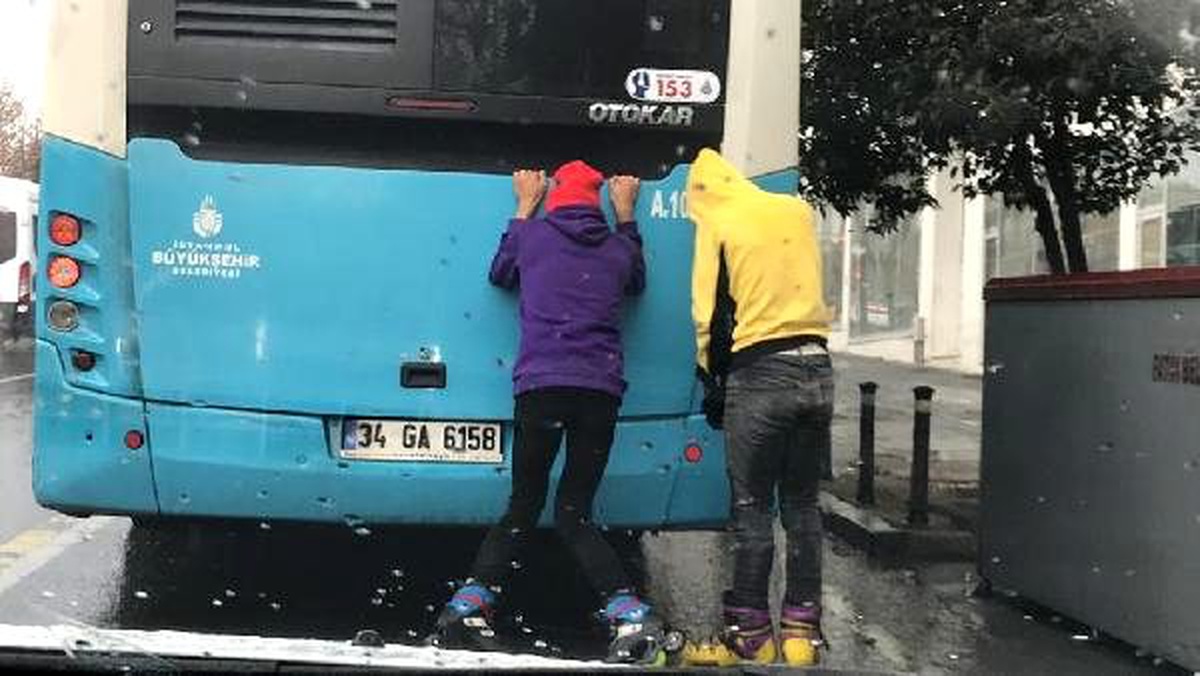 İstanbul\'da patenli gençlerin tehlikeli yolculukları kamerada
