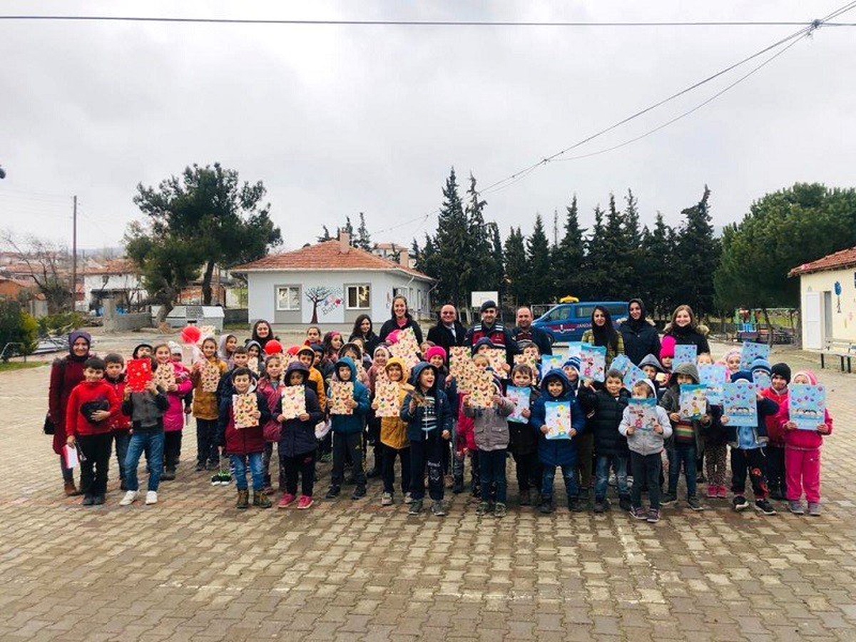 Jandarma, öğrencilerin karne sevincine ortak oldu