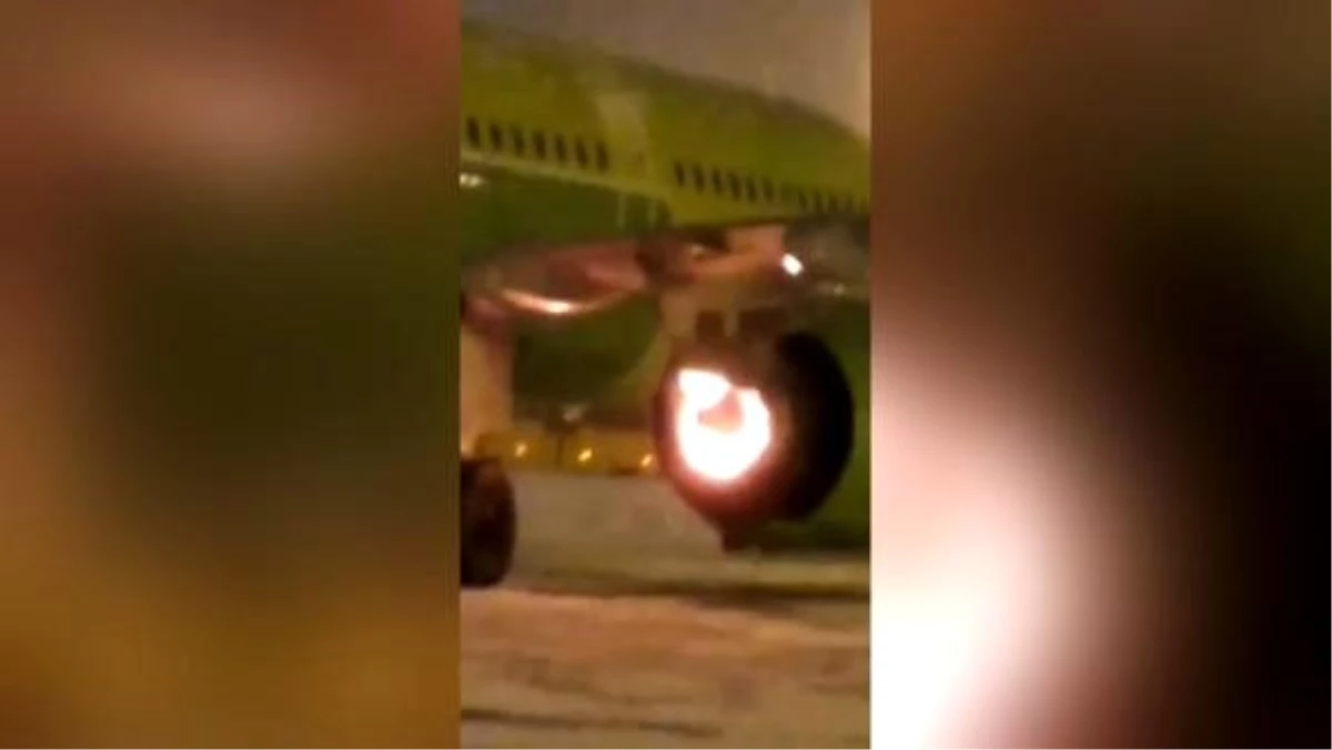 Kalkışa hazırlanan uçağın motoru yandı