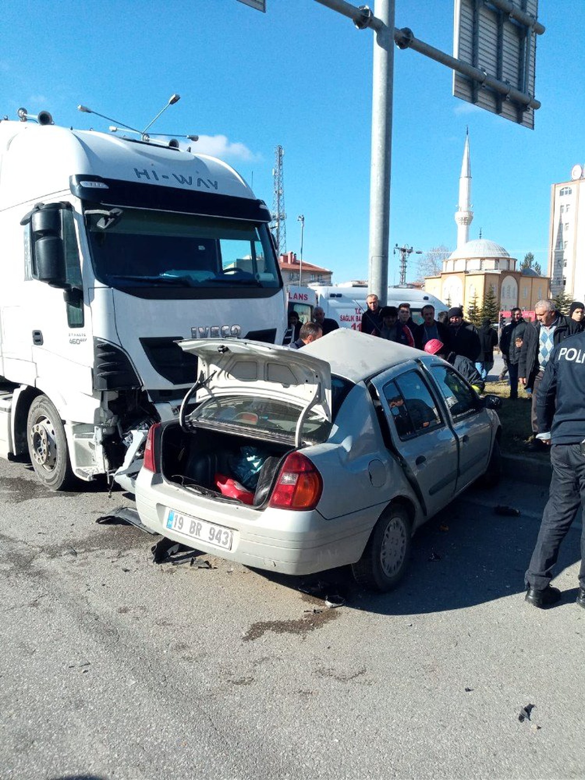 Kamyon ve otomobil çarpıştı: 1 ölü, 1 yaralı
