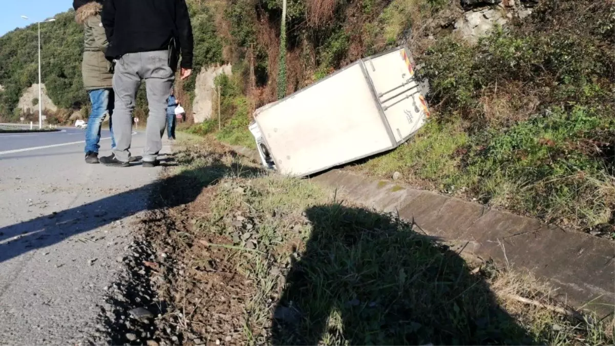 Kamyonet yoldan çıkıp su kanalına devrildi