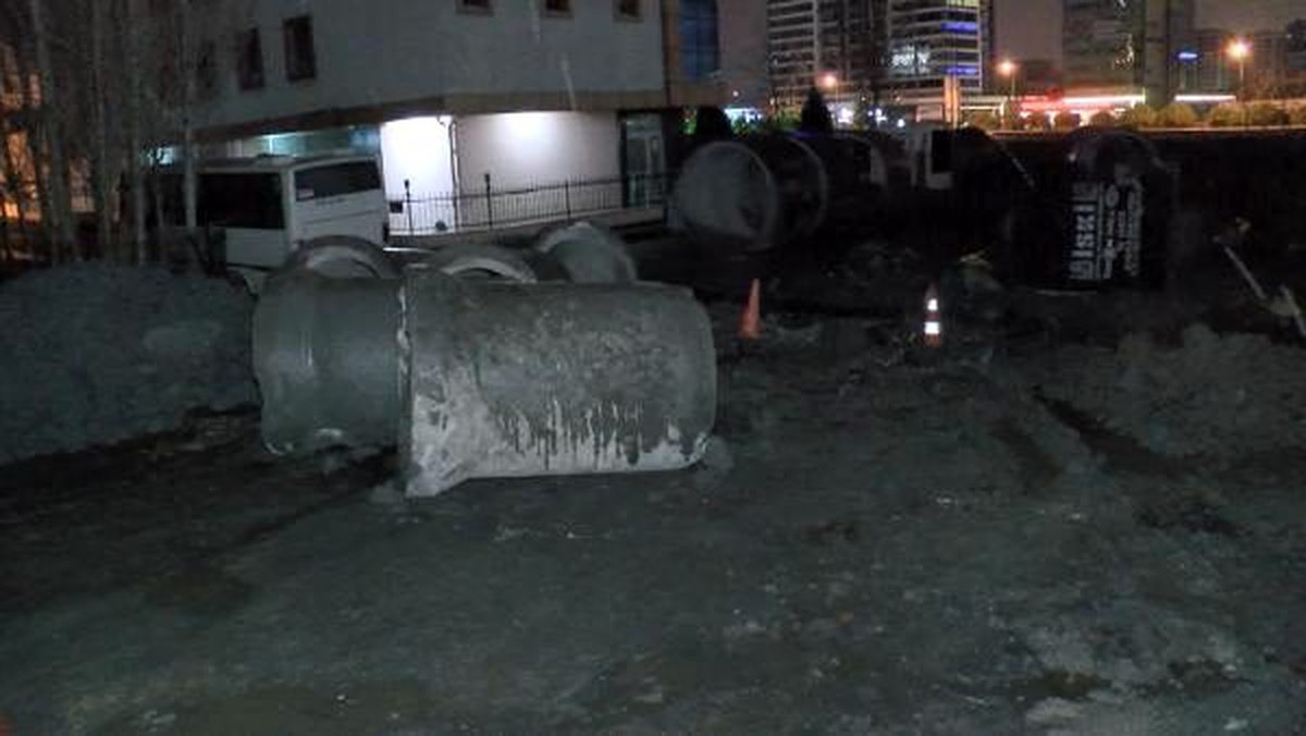 Kanalizasyon çalışmasında boru patladı, cadde trafiğe kapatıldı