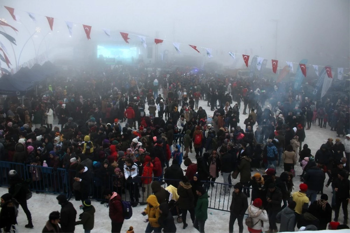Kartepe\'deki kar festivaline vatandaşlar akın etti