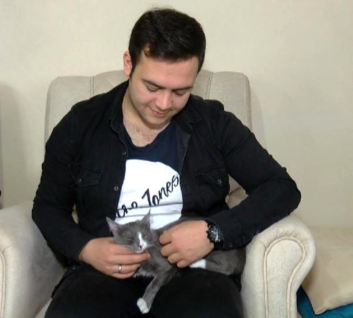 Kış aylarında ısınmak için araçların motoruna giren kedilere dikkat