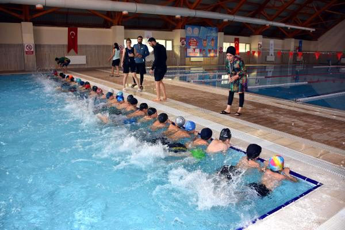 Kış mevsiminde öğrencilere yüzme faaliyeti