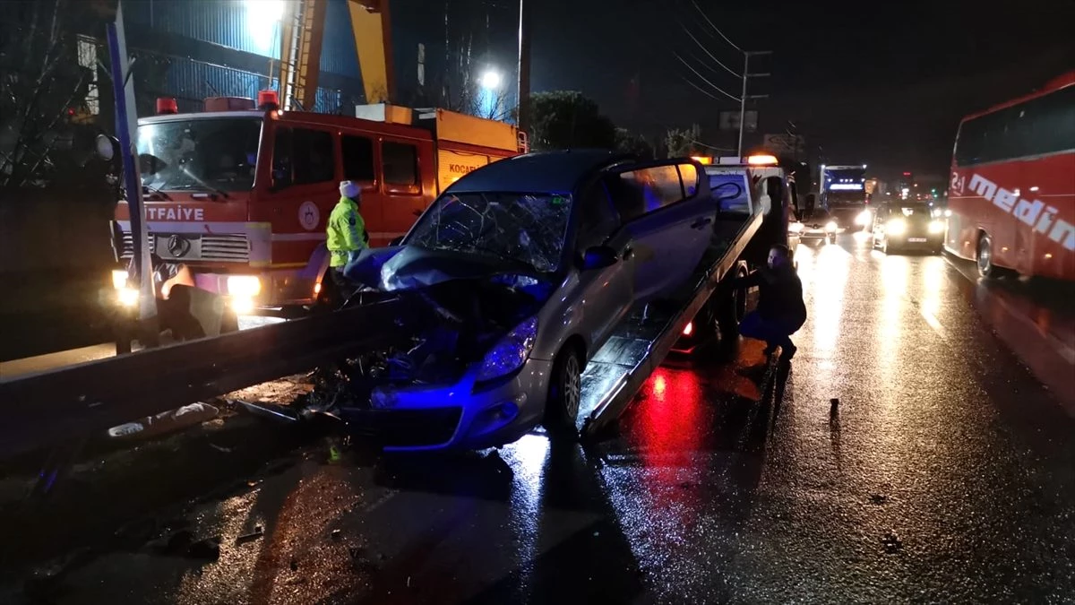 Kocaeli\'de bariyerin saplandığı otomobilin sürücüsü yaralandı