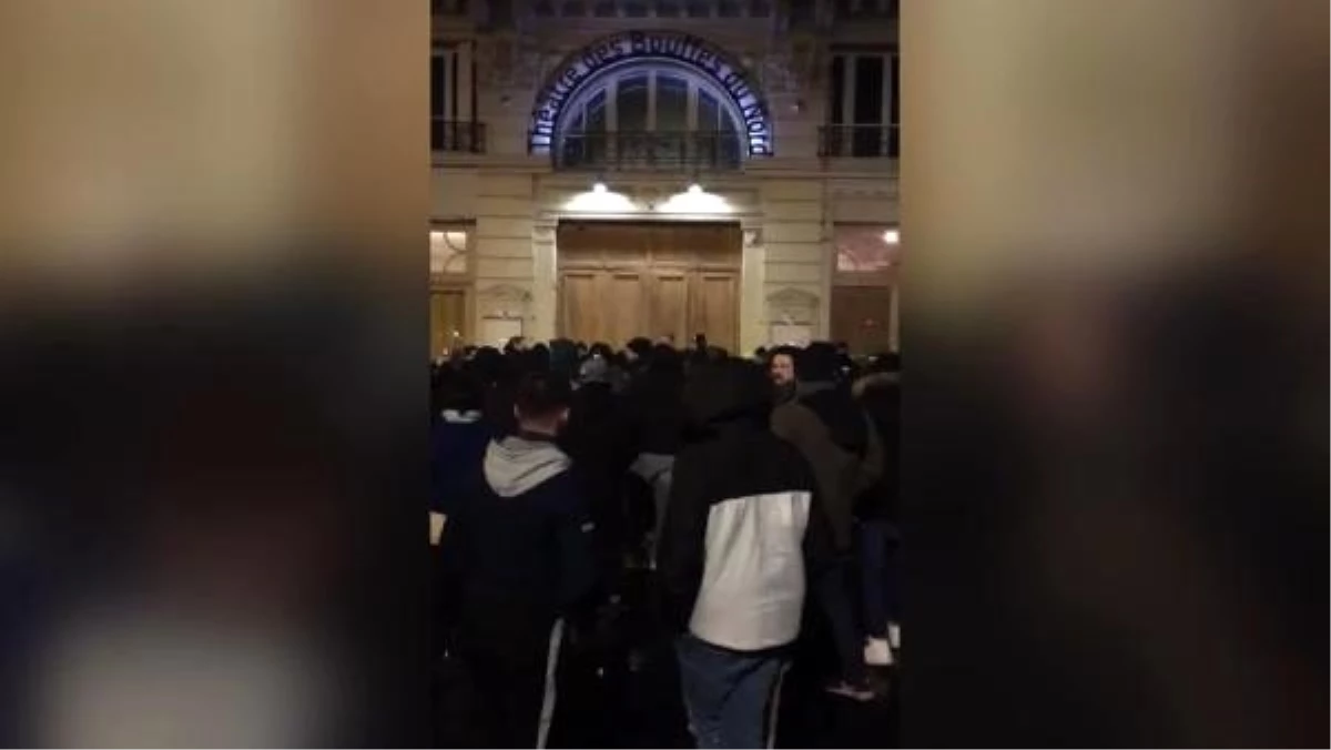 Macron tiyatrodayken protestocular binayı sardı