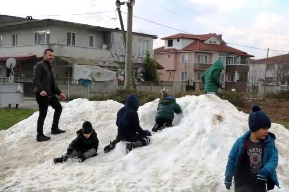 Muhtar, çocuklar için yayladan kar getirtti