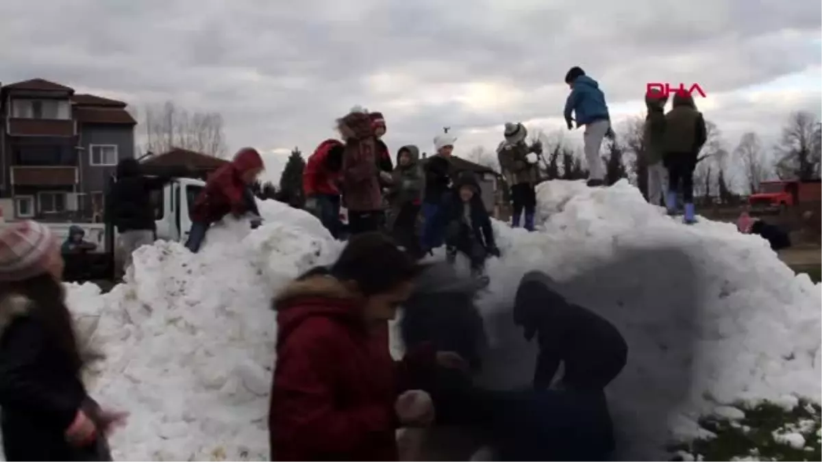 Muhtar, karne sevinci yaşayan öğrenciler için yayladan kar getirdi