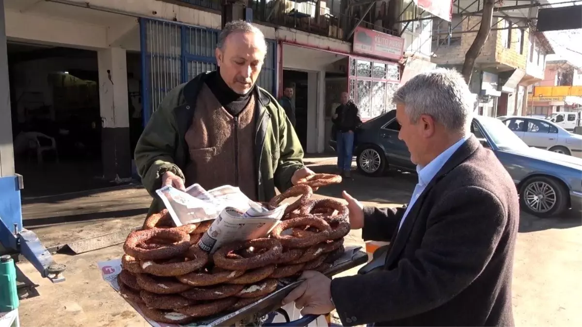 Müziğin sesini duyan esnaf simit almaya koşuyor