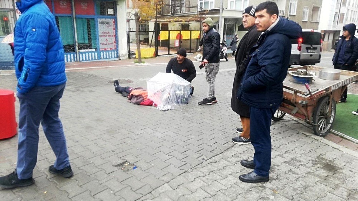 (Özel) Esenyurt\'ta yaralı motosiklet sürücüsüne yerde şemsiyeli önlem
