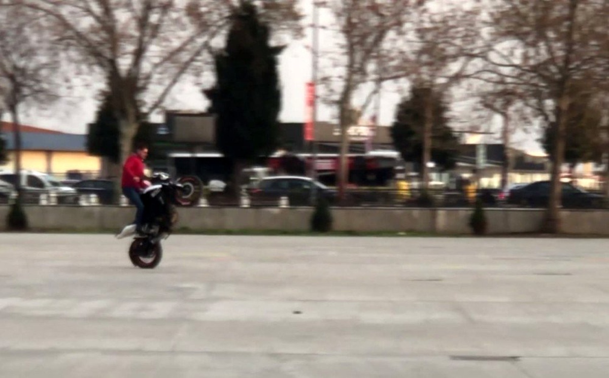 (Özel) Motosikletli magandalar tek teker üzerinde ilerledi, insanların hayatını hiçe saydılar
