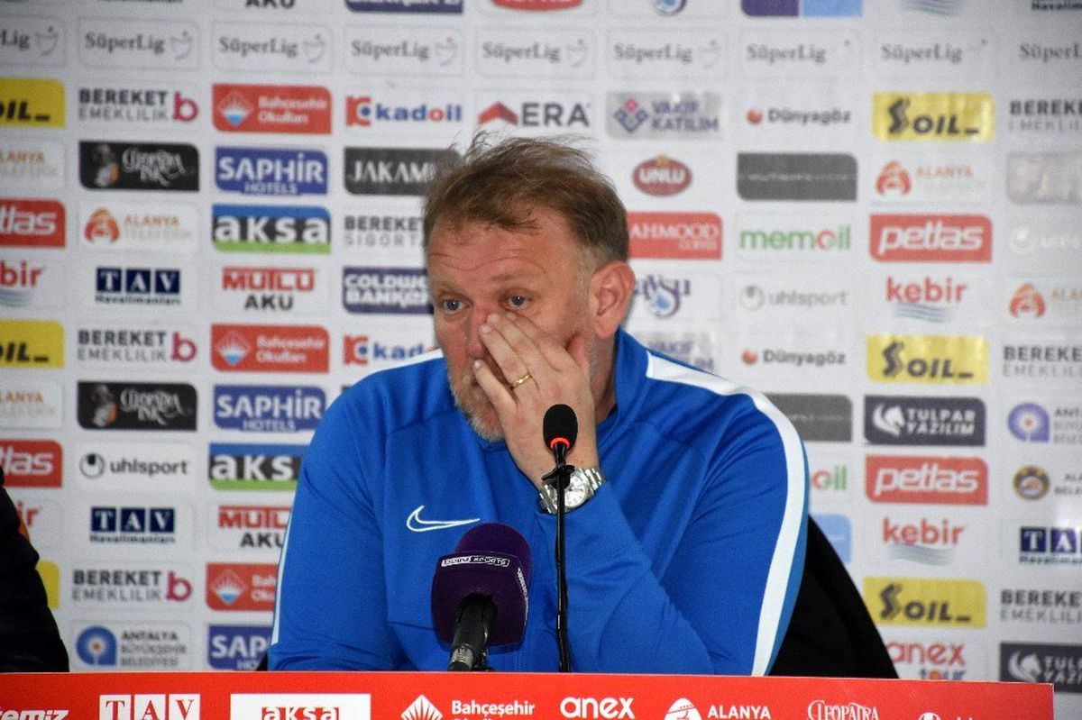 Robert Prosinecki: "5 golün 3\'ünü biz rakibimize hediye ettik"