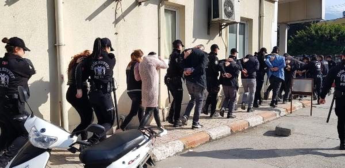 Sahte 1 milyon 750 bin doları düşük kurdan satmaya çalışan çete çökertildi