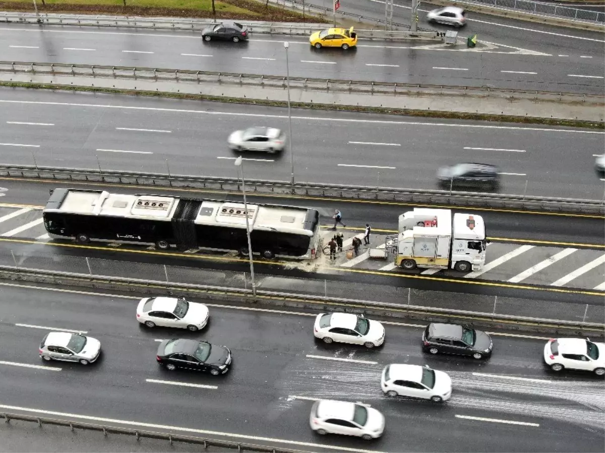 Şişli\'de seyir halindeki metrobüste yangın çıktı