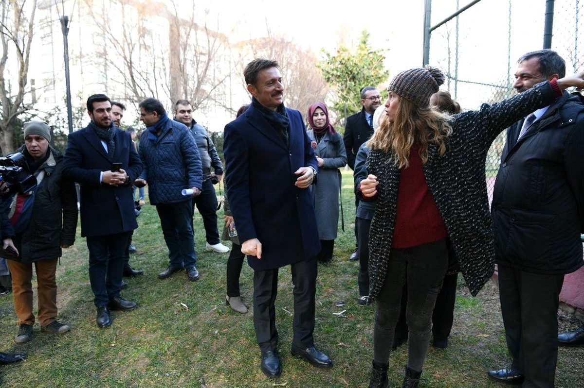 Sokak hayvanlarına yuva ve mama kabı desteği