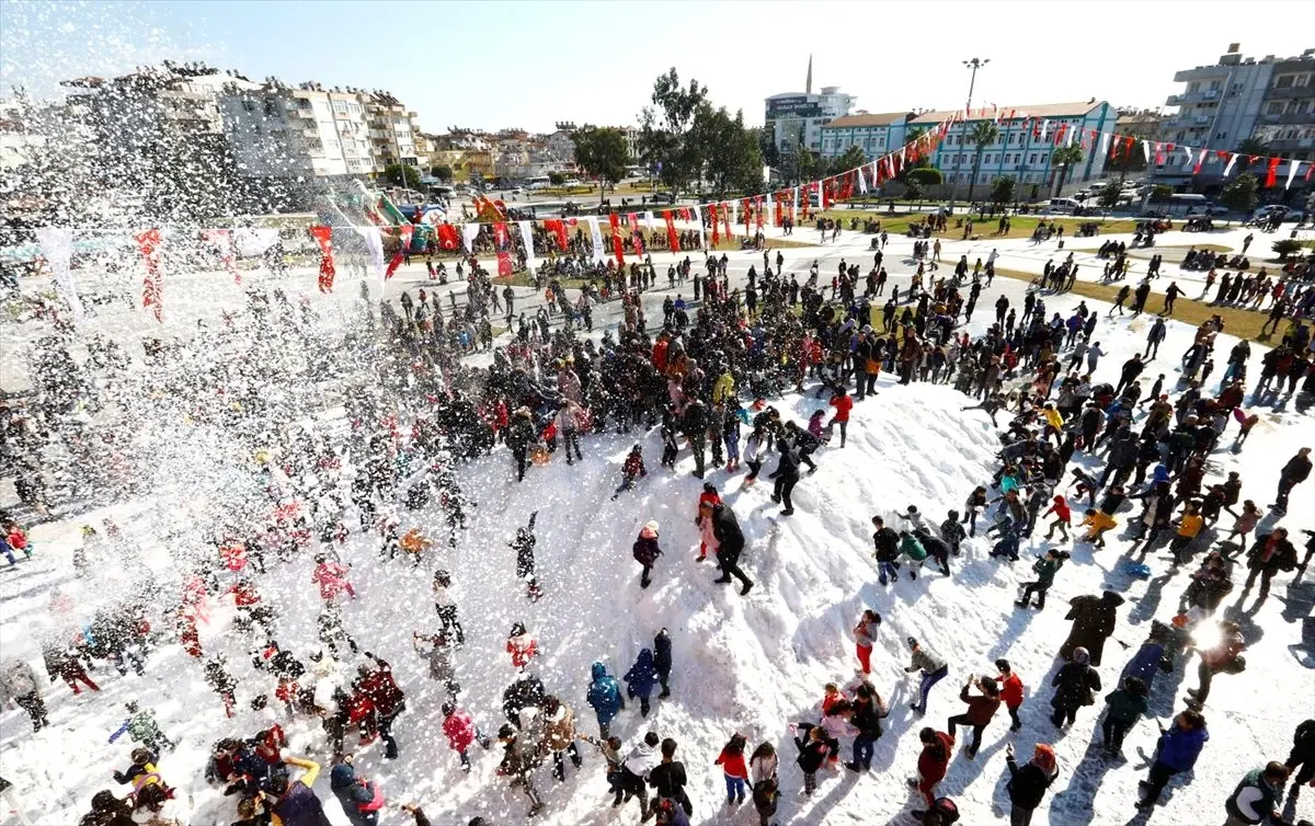 Toros Dağlarından kamyonlarla taşınan kar çocukların eğlencesi oldu