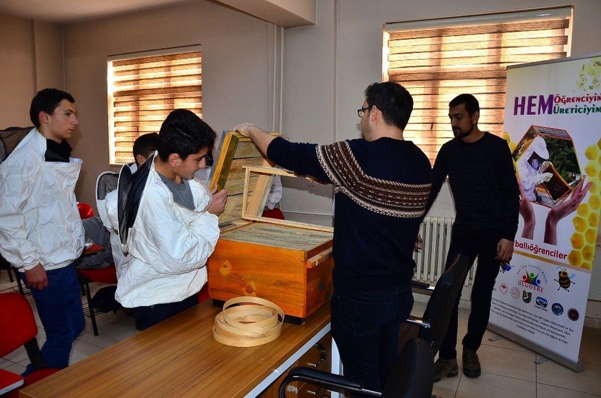 Uludere\'de öğrenciler hem öğreniyor hem de üretiyor