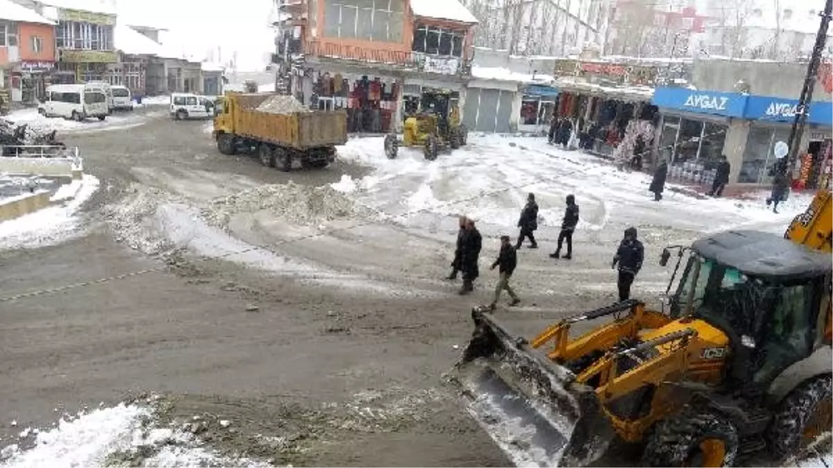 Van\'da yollar kapandı; tansiyon hastası ekiplerin çalışması ile hastaneye götürüldü