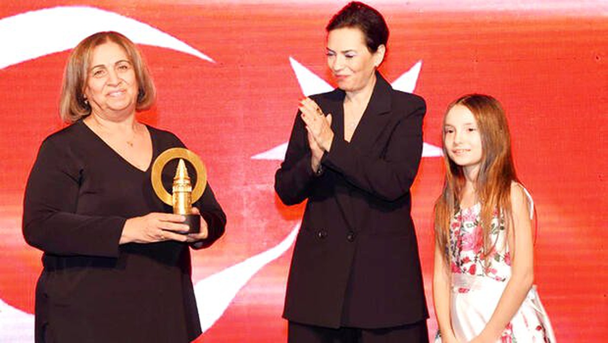 Yeşim Salkım ödülünü şehit annesine verdi
